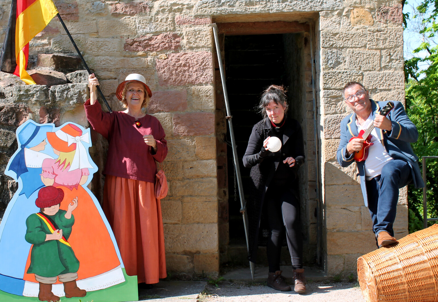 Das Hambacher Schloss on tour mit dem Kindertheater "Panthea Hüterin